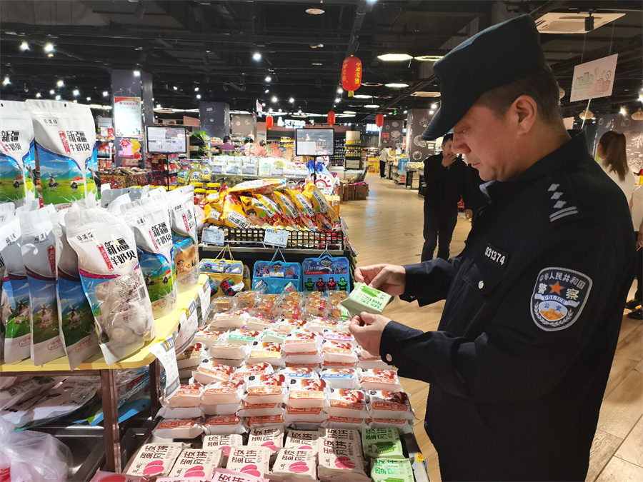 守护“舌尖”安全 共凝团圆味道——昌吉公安开展“中秋、国庆”节前食品安全检查